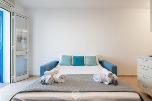 Postel nebo postele na pokoji v ubytování Azure House