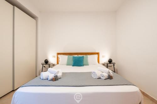 Postel nebo postele na pokoji v ubytování Azure House