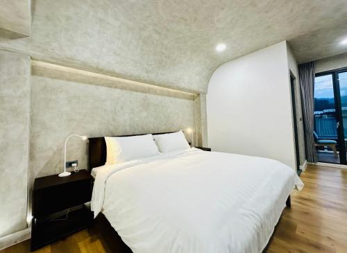 En eller flere senge i et værelse på 水秀一方Sun Moon Lakeside Boutique Hotel