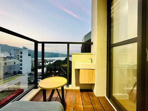 En balkon eller terrasse på 水秀一方Sun Moon Lakeside Boutique Hotel