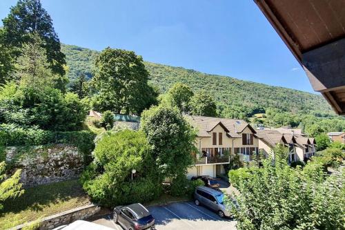 an aerial view of a house with cars parked in a parking lot at Charmant duplex a deux pas du lac in Sévrier