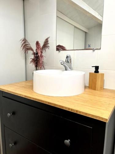 La salle de bains est pourvue d'un lavabo blanc et d'un miroir. dans l'établissement Puy du fou (10 min) - Nature - T3 L'étape du Puy, aux Herbiers