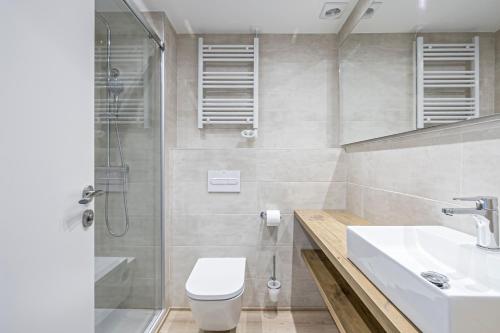 een badkamer met een toilet, een wastafel en een douche bij Tango in Sitges