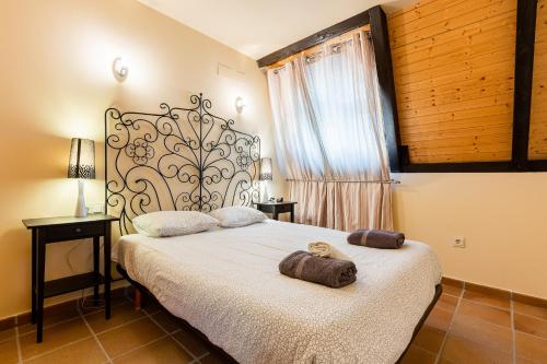 1 dormitorio con 1 cama con 2 toallas en Penthouse Luxury Boabdil, en Monachil