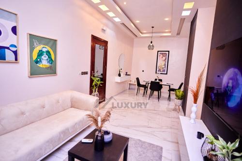 uma sala de estar com um sofá e uma mesa em Luxury Suites em Parakou