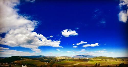 un cielo azul y nubes sobre un campo de golf en Casa Trend Hotel and Spa, 