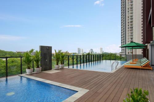 een zwembad op het dak van een gebouw bij ibis Styles Serpong BSD City in Tangerang