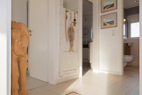 a hallway with a door with a skeleton of a seahorse at Haus Möwe 5/13 in Hörnum