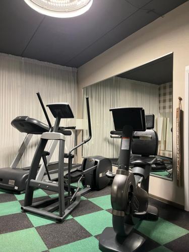 a room with a gym with exercise equipment and a mirror at Sportalm Gipfelglück in Lüdenscheid