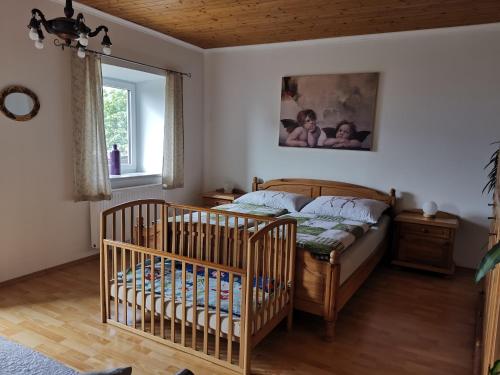 a bedroom with a crib in the corner of a room at Ferienwohnung Göriacher Stern in Pusarnitz