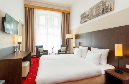 En eller flere senge i et værelse på Leonardo Hotel Berlin KU'DAMM