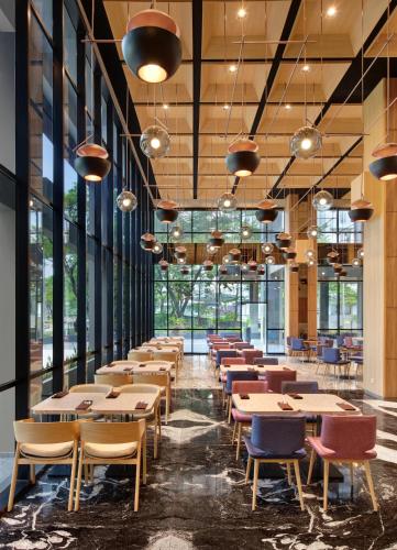 Un restaurante o sitio para comer en ibis Styles Serpong BSD City