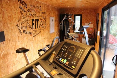 einen Fitnessraum mit Laufband und Crosstrainern in einem Zimmer in der Unterkunft ibis Arcachon la Teste de Buch in La Teste-de-Buch