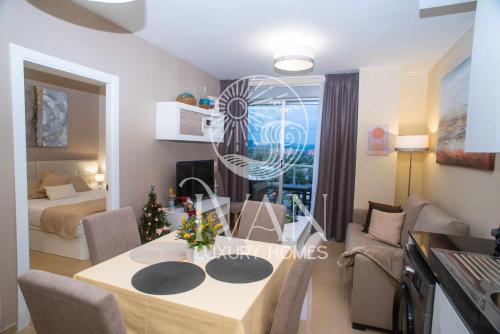 ein Wohnzimmer mit einem Tisch und ein Zimmer mit einem Bett in der Unterkunft Casa Esona Ivan Luxury Homes 9ªPlta Norte 1ªLinea in Oropesa del Mar