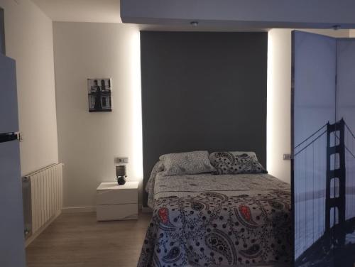 1 dormitorio con cama y mesita de noche en VILLA CLOTILDE en Casas Ibáñez