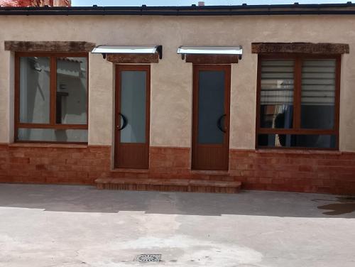 un edificio con tres ventanas y dos puertas en VILLA CLOTILDE en Casas Ibáñez