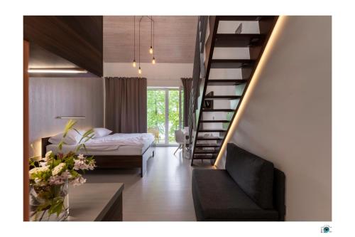 ヴラノフ・ナト・ディイーにあるPenziony GAUDEOの階段付きの部屋、ベッド付きのベッドルーム1室が備わります。