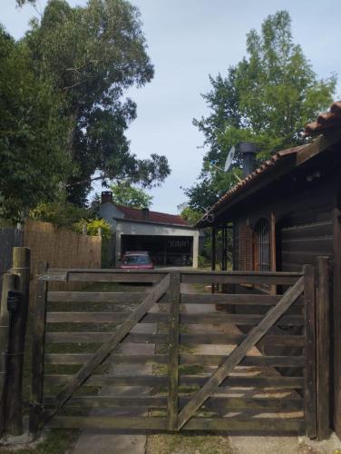 una puerta de madera frente a una casa en Buena energía y confort, en La Floresta