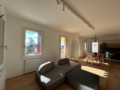 een woonkamer met een bank en een tafel bij AMIA rooms & wine in Valdobbiadene