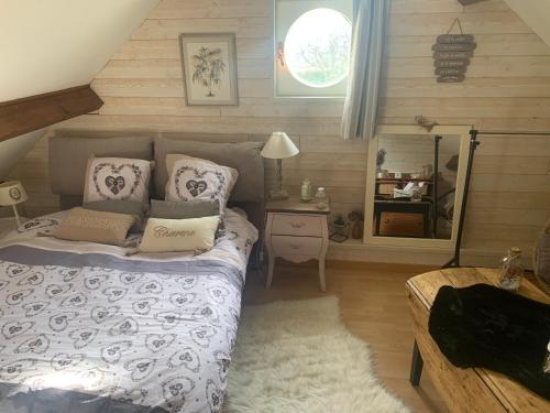 1 dormitorio con cama, mesa y ventana en Agréable chambres d’hôte en Parence