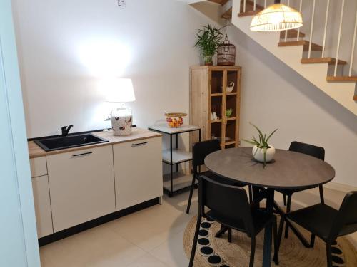 uma cozinha e sala de jantar com mesa e cadeiras em Casa Paola em Borso del Grappa