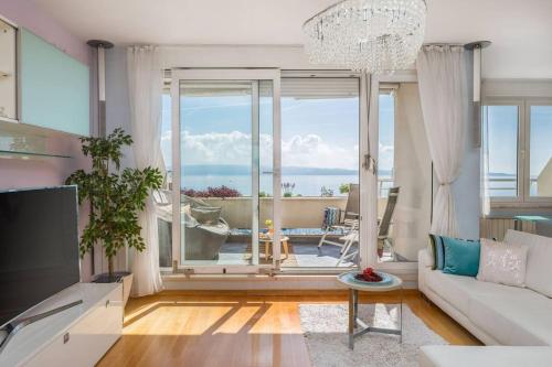 Brilliant Blue Luxury Apartment