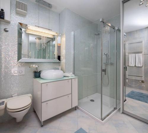 Kupaonica u objektu Brilliant Blue Luxury Apartment