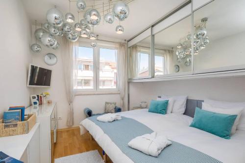 Krevet ili kreveti u jedinici u objektu Brilliant Blue Luxury Apartment
