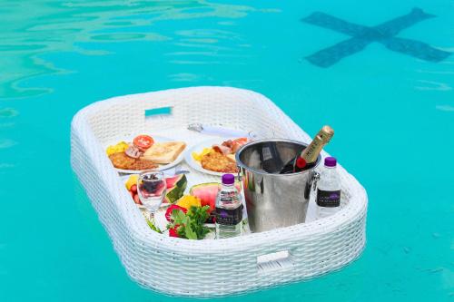 een witte mand met eten en drinken in een zwembad bij Mohlaletse Guest House in Ga-Matsi