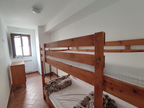 ロッカラーゾにあるLa Casa dei Nonniのベッドルーム1室(二段ベッド2組付)