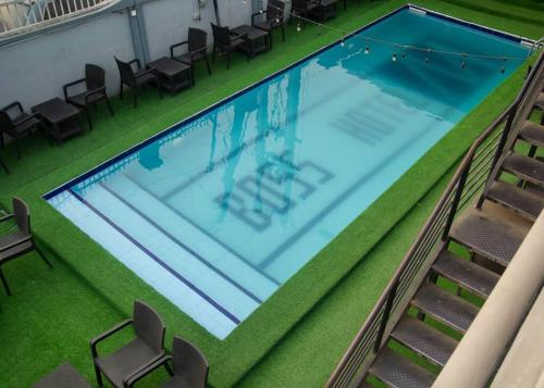 vista sul soffitto di una piscina con sedie di BOSS HOTELS & SUITES a Lagos