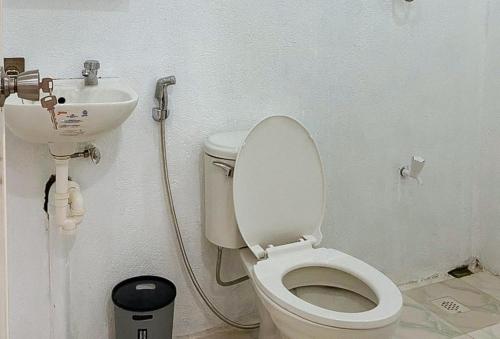 uma casa de banho com um WC e um lavatório em Stay Inn Station 2 Boracay by RedDoorz em Boracay