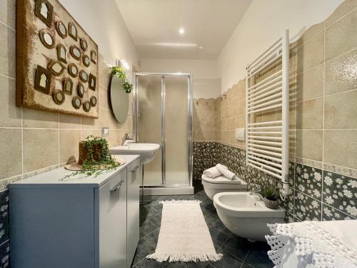uma casa de banho com 2 lavatórios e 2 WC em 3-room apartment with sea view, A/C & Free Parking em Ranzi