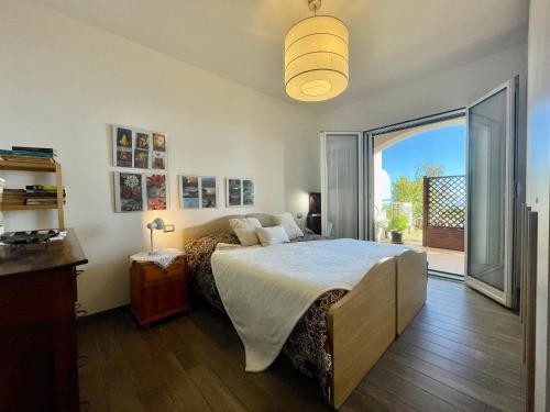 um quarto com uma cama e uma grande janela em 3-room apartment with sea view, A/C & Free Parking em Ranzi