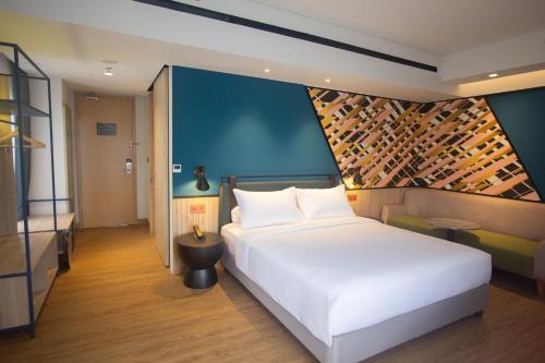 ibis Styles Serpong BSD City tesisinde bir odada yatak veya yataklar