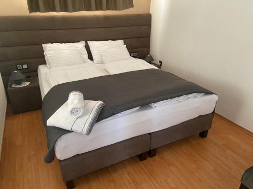 מיטה או מיטות בחדר ב-Bory Apartman, zárt udvari parkolás