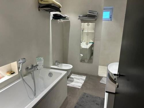 uma casa de banho com uma banheira, um WC e um lavatório. em Villa LA DOLCE VITA 
