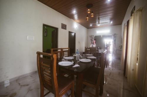 Un restaurant sau alt loc unde se poate mânca la Tulsi Kayal Retreat