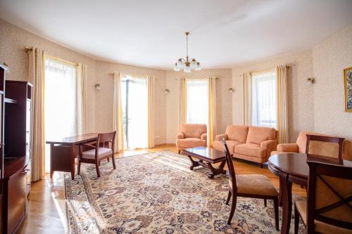 葉瑞文的住宿－Latar Hotel Yerevan，客厅配有沙发和桌子