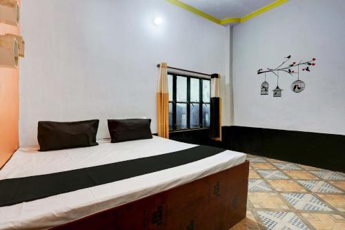 Una cama o camas en una habitación de Flagship SHRI KEDARNATH HOTEL