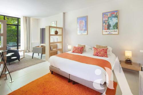 een slaapkamer met een bed en een woonkamer bij Mas de L'Amarine in Saint-Rémy-de-Provence