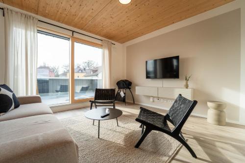 a living room with a couch and a tv at dreamcation Apartments Boardinghouse - Straubing Süd in Straubing