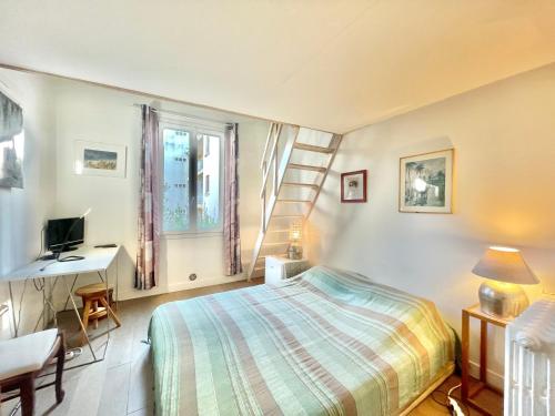 una camera con letto, scrivania e scala di La Marjolette by Welcome to Cannes a Cannes