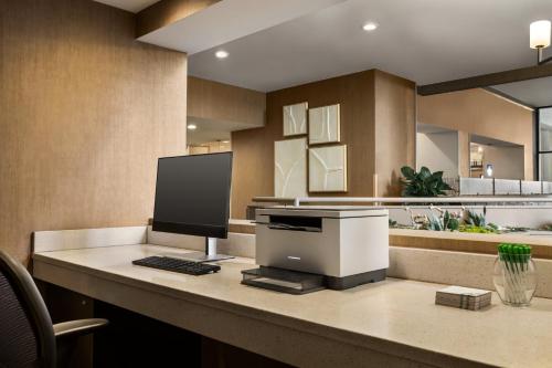 an office with a computer on a desk at Holiday Inn Gaithersburg by IHG in Gaithersburg