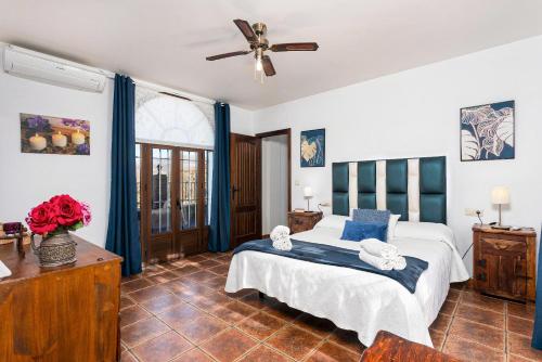 比紐埃拉的住宿－Casa La Vina De La Tireta，一间卧室配有一张床和吊扇