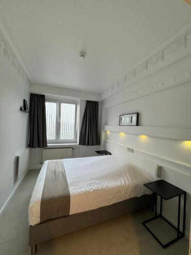 Un dormitorio con una cama grande y una ventana en Beaux ARTS, en Amberes