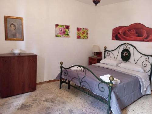 ein Schlafzimmer mit einem Bett und einer Kommode in der Unterkunft ELICO A Sicily in Sambuca di Sicilia