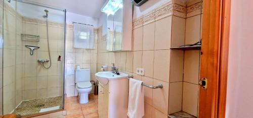a bathroom with a toilet and a sink and a shower at Finca con piscina rodeada de naturaleza in Sencelles