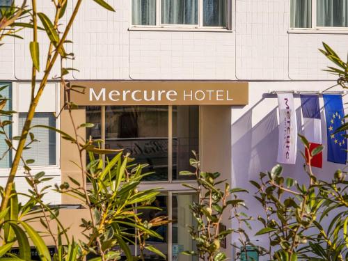 un panneau indiquant un hôtel mercure devant un bâtiment dans l'établissement Mercure Marseille Centre Prado Vélodrome, à Marseille