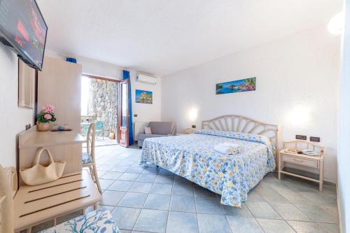 Ένα ή περισσότερα κρεβάτια σε δωμάτιο στο Punta Chiarito Resort